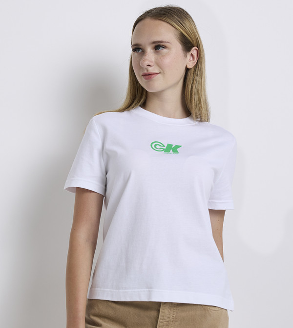 تيشيرت برقبة مستديرة وطبعة شعار 