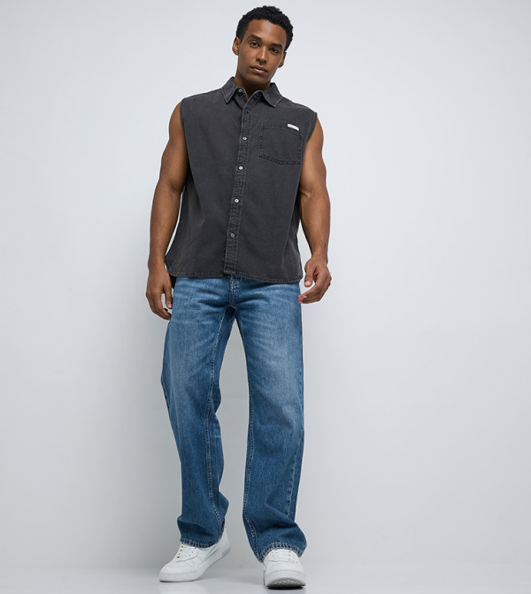 بنطال جينز بقصة مستقيمة 