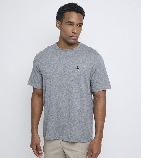 تيشيرت بتطريز مونوغرام برقبة مستديرة