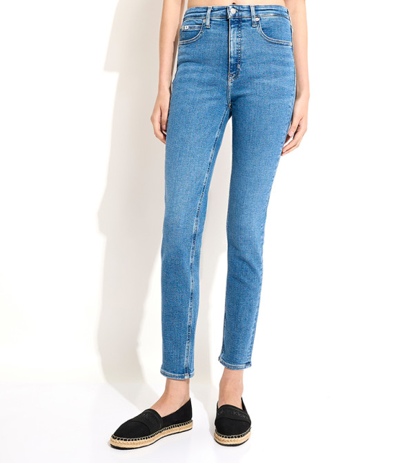 جينز مغسول بقصة ضيقة 