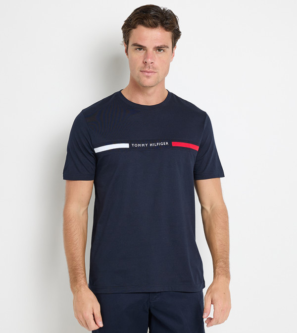 تيشيرت بأكمام قصيرة مطرز بالشعار