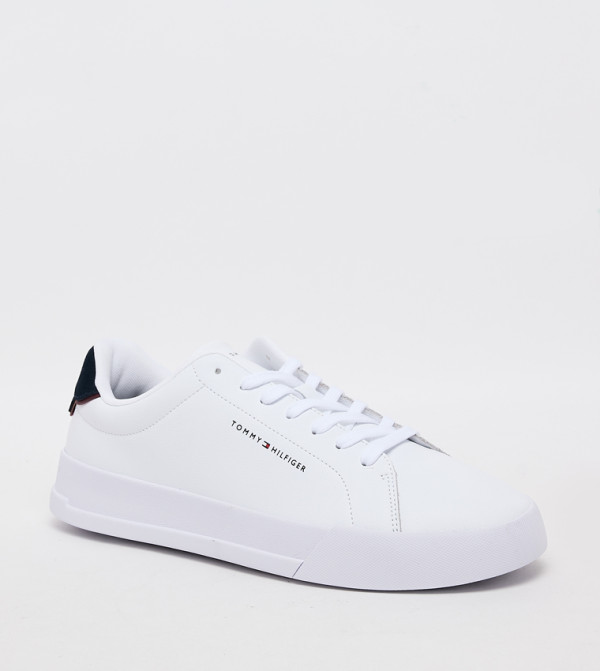 حذاء رياضي برباط بشعار