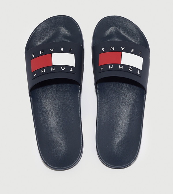 شبشب بمقدمة مفتوحة وشعار العلامة التجارية