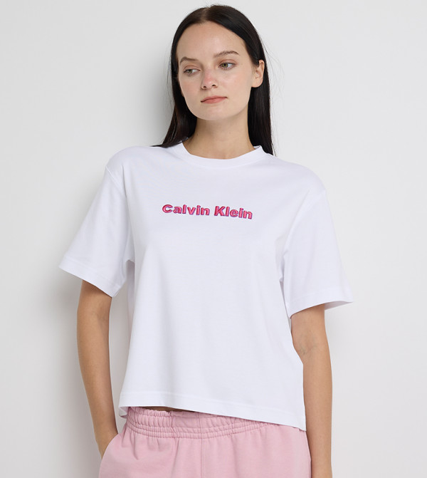 تيشيرت بتطريز الشعار وياقة مستديرة 