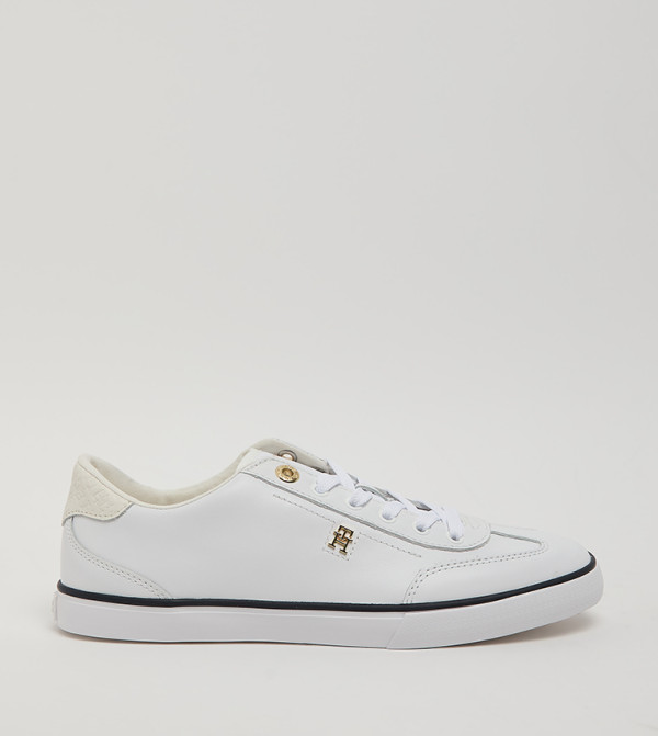 سنيكرز برباط وشعار