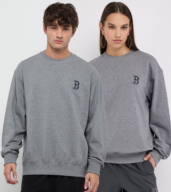 سويتشيرت بشعار وكم طويل 