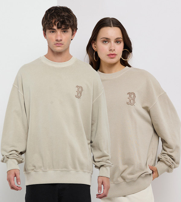 سويتشيرت بشعار وكم طويل 