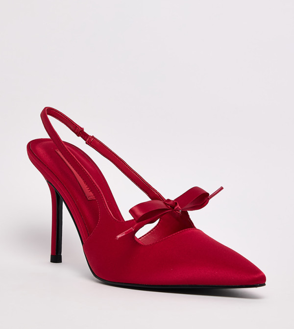 حذاء كعب بحزام خلفي وربطة ساتان بمقدمة مدببة