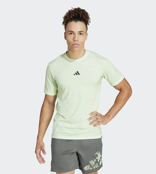 تيشيرت رياضي برقبة مستديرة وطبعة 