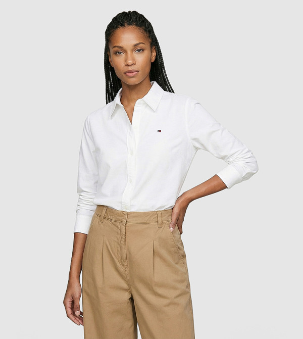 قميص أوكسفورد بقصة واسعة  بشعار تومي مطرز