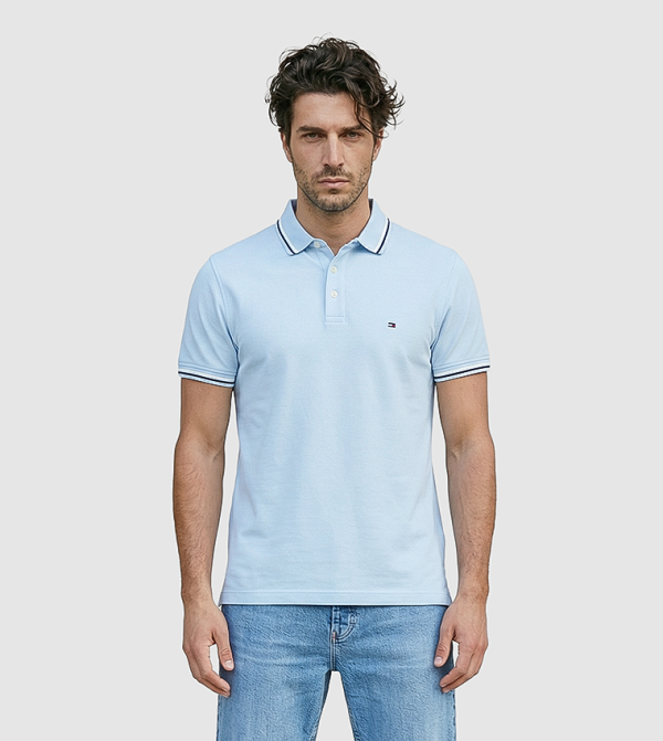 تيشيرت بولو بكم قصير بحافة متباينة بقصة ضيقة