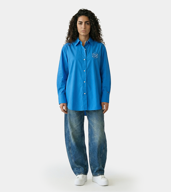 قميص مطرز بشعار وكم طويل