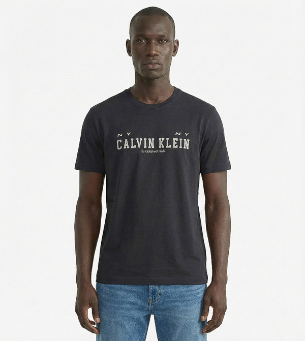 تيشيرت كم قصير بقبة مستديرة وطبعة شعار