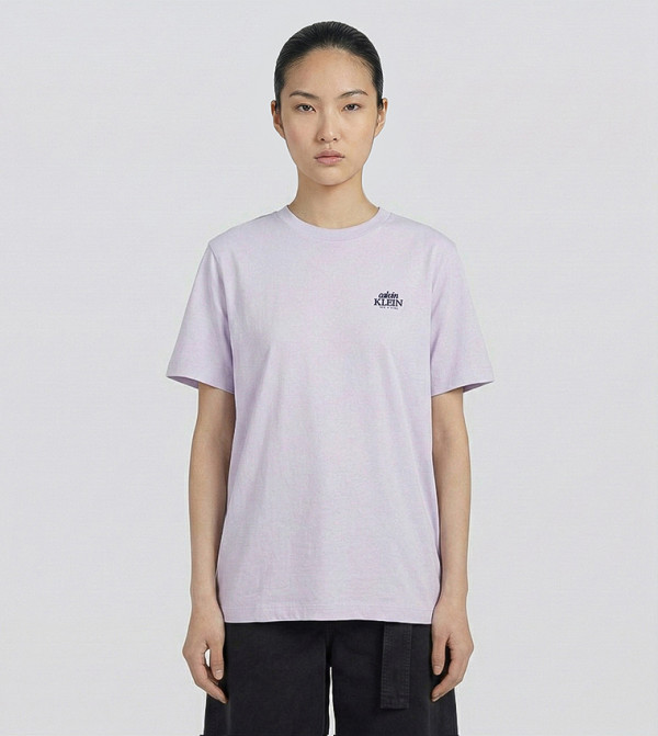 تيشيرت بقبة مستديرة بقصة بوكس مطرز بشعار