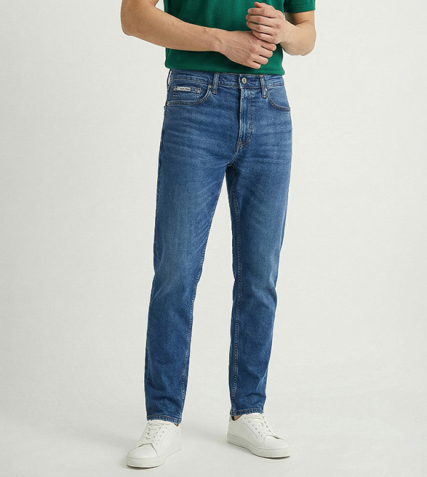 بنطلون جينز مغسول بقصة مدببة بخصر متوسط 