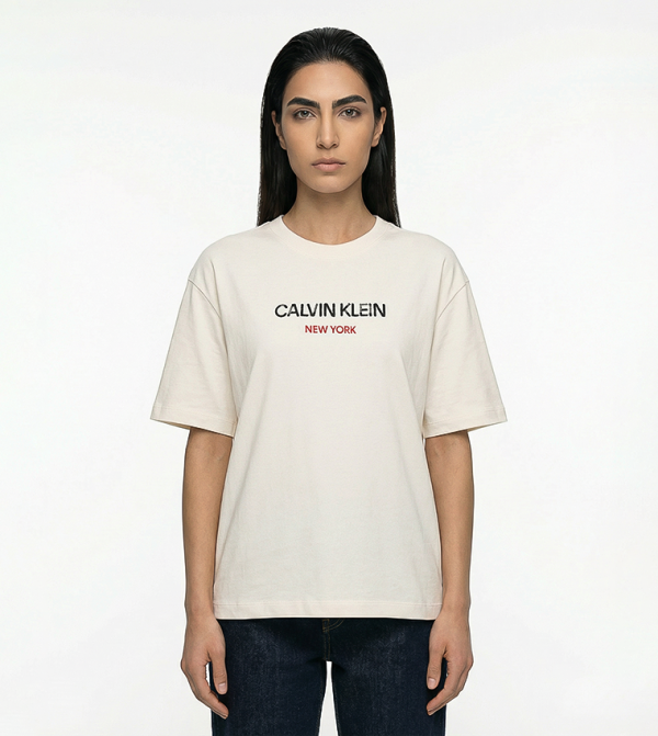 تيشيرت بشعار وكم قصير