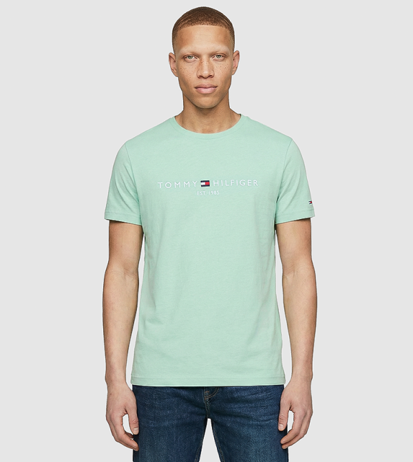 تيشيرت مطرز بالشعار وكم قصير