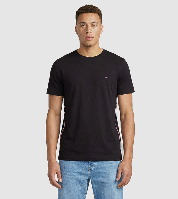 تيشيرت بكم قصير بتفصيل شعار