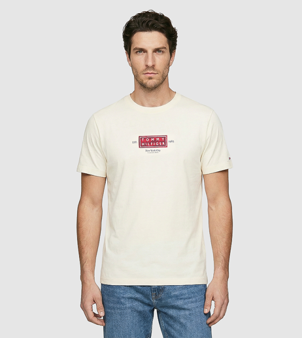 تيشيرت بطبعة شعار وكم قصير