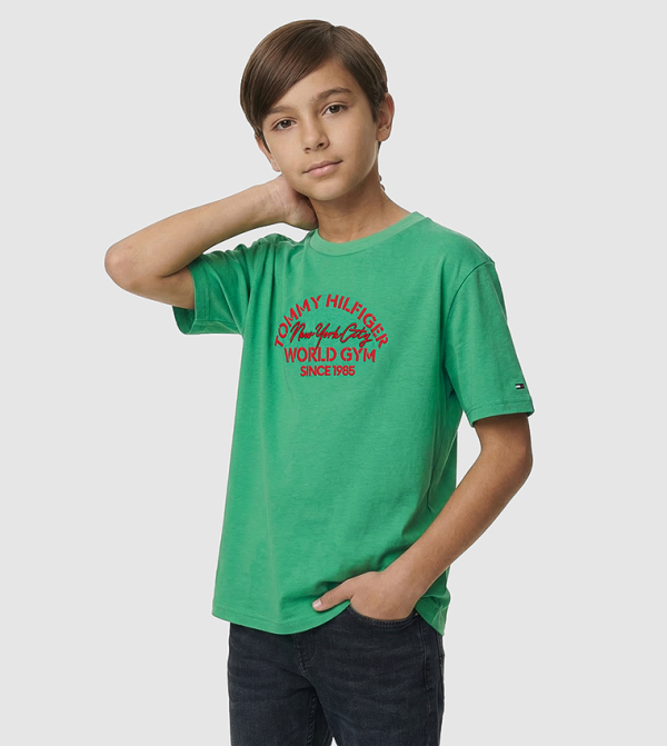 تيشيرت بقبة مستديرة بشعار