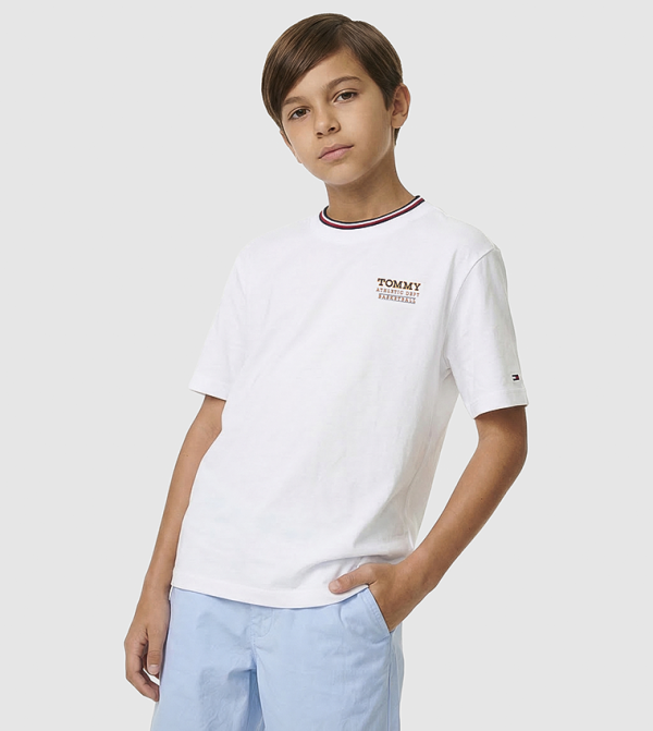 تيشيرت بقبة مستديرة بشعار