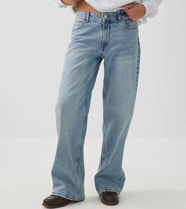 جينز مستقيم باهت بخصر متوسط 