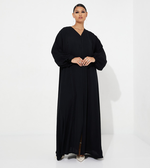 عباية مزينة بأزرار وبأكمام بيشوب