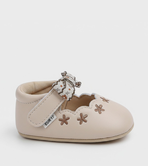 VINTAGE Embroidered Mary Janes