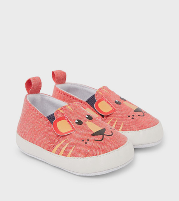 حذاء سليب أون بطبعة 