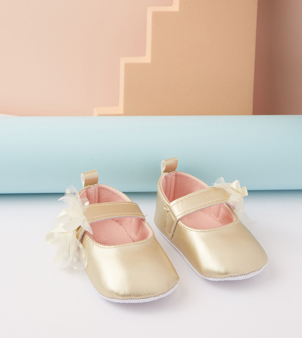 حذاء ماري جين بنقشة بارزة 