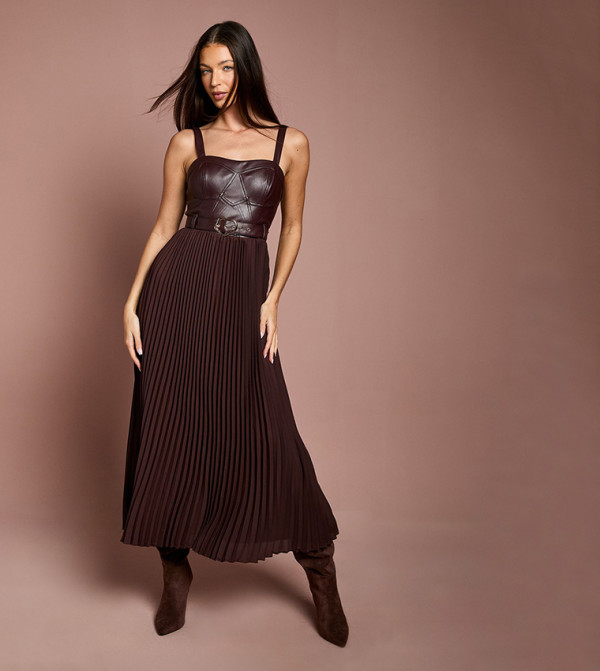 فستان ميدي بكسرات وحمالات وحزام 