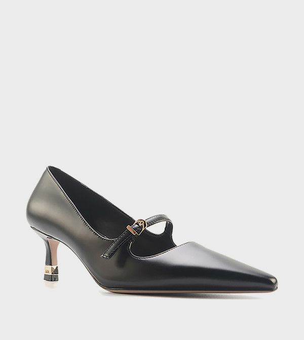 حذاء كعب بإبزيم ومقدمة مدببة