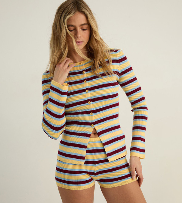 توب محبوك مخطط بأزرار