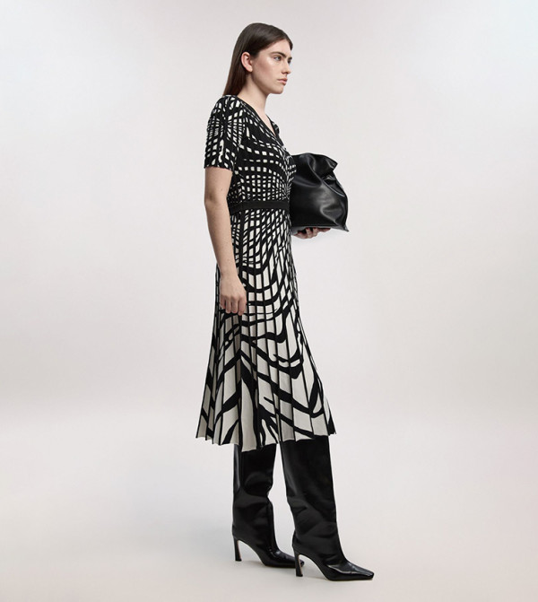 Petite Zebra Jacquard Knit Short Sleeves Midi Dress