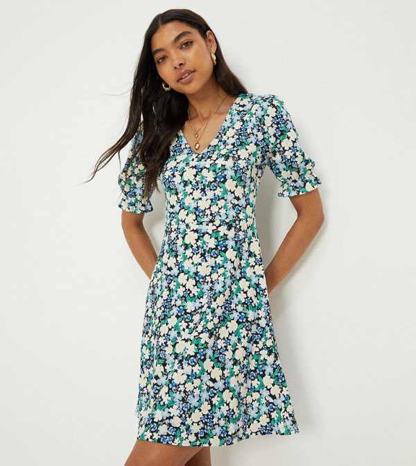 فستان ميني بطبعة زهور بأكمام قصيرة وياقة V