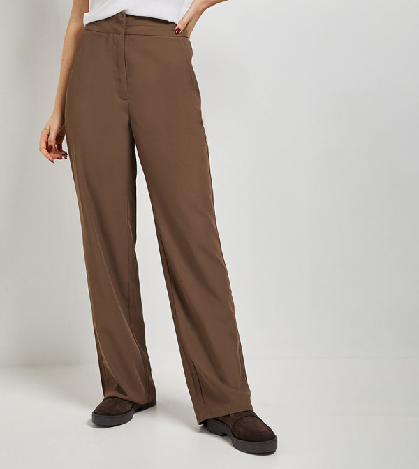 بنطلون بقصة مستقيمة بحزام خصر