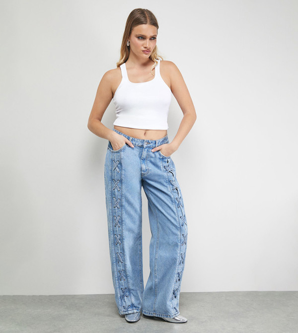 جينز واسع بخصر قصير ورباط أمامي