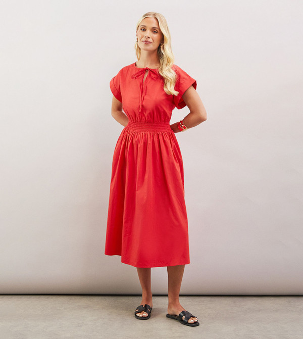 فستان ميدي بأكمام قصيرة وخصر مزموم للمقاسات الصغيرة