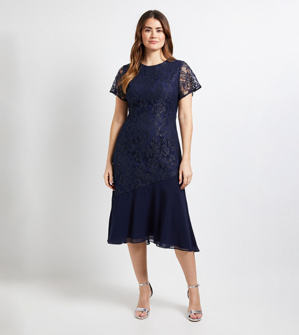 فستان ميدي دانتيل بقصة غير متماثلة وكم قصير