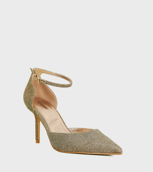 حذاء بمقدمة مدببة 