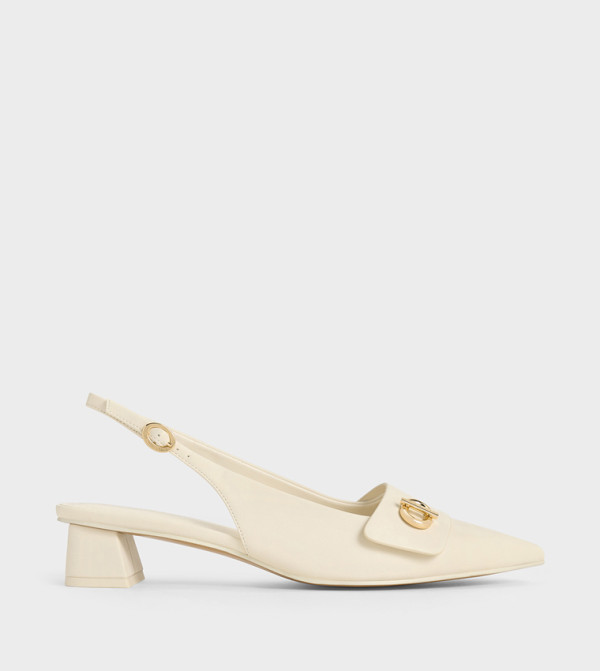 حذاء كعب بسلسلة ومقدمة مدببة ونقشة بارزة 