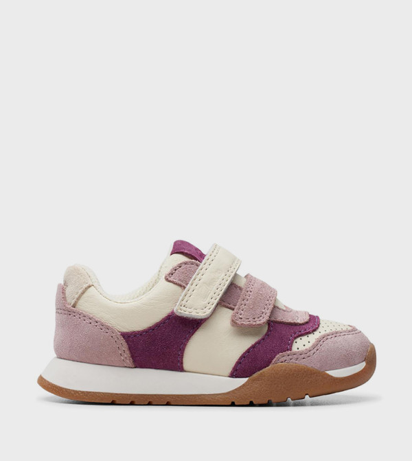 حذاء بشريط فيلكرو