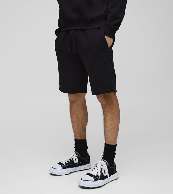 شورت بخصر متوسط وقصة فضافضة  