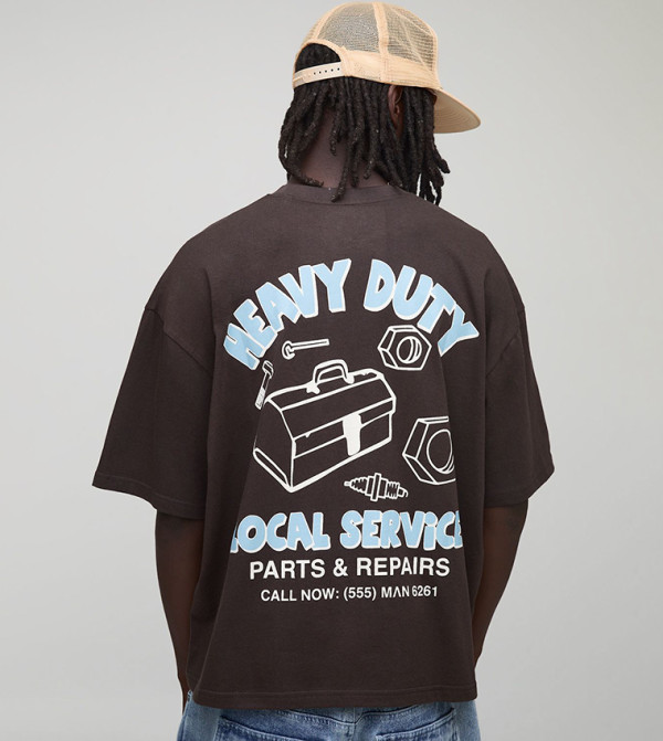 تيشيرت أوفرسايز بكم قصير وطبعة 