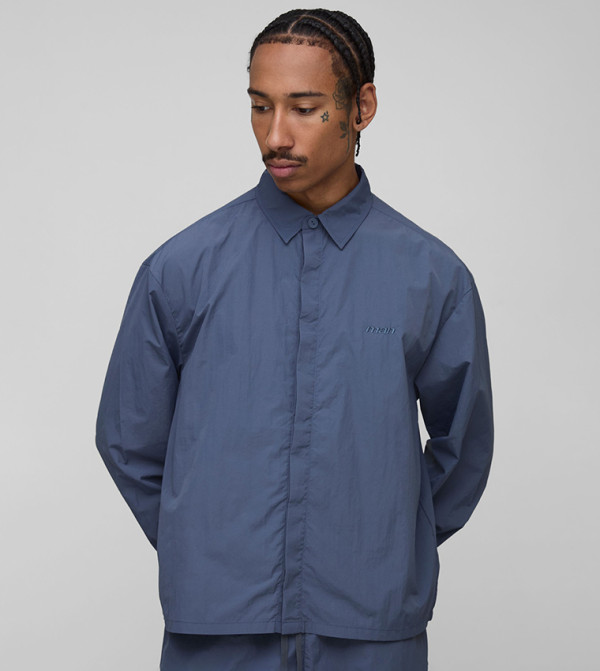 قميص واسع بأزرار مخفية