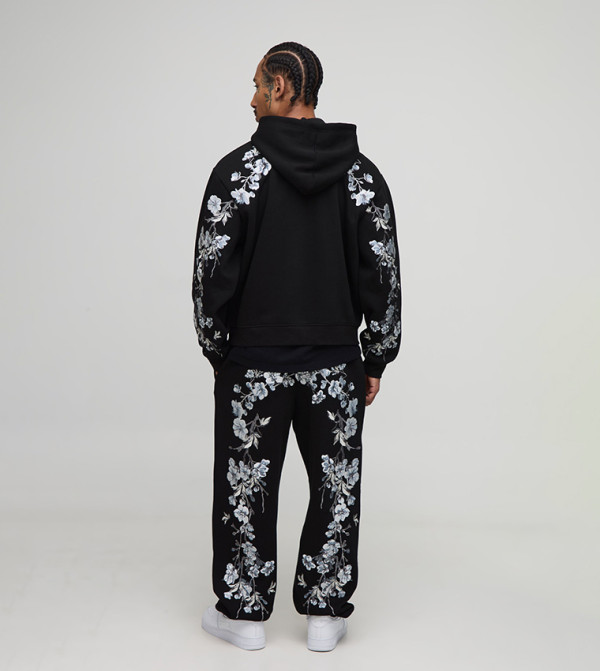 بنطلون رياضة واسع بقصة فضفاضة بورود مطرزة 