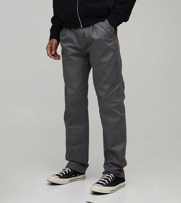 بنطلون بقصة مستقيمة بكسرات