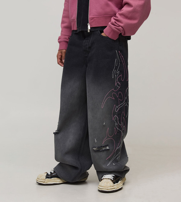 جينز واسع مطرز