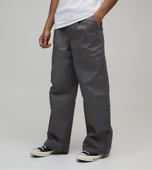 بنطلون بقصة واسعة بكسرات