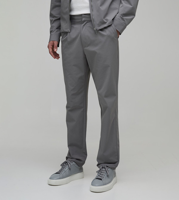 بنطلون بقصة ضيقة من الأسفل